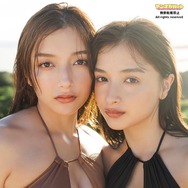 “エリマリ姉妹”Erika＆百瀬まり、胸元大胆開き水着で美バスト開放「ヤンマガ」表紙登場