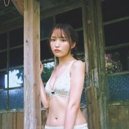 ねお、美くびれのぞく 抜群スタイル際立つ水着ショット公開