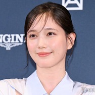 本田翼、ブルーサファイア光る腕時計×爽やかワンピ姿で登場 “お守りのような存在”語る