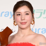 仲里依紗、膝上ミニドレスで美脚＆デコルテ際立つ 脚が魅力的な芸能人明かす「本当に異次元」【第21回クラリーノ美脚大賞2025】