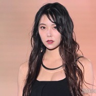 白間美瑠、ミニ丈コーデで美脚全開「お人形さんみたい」「スタイル良すぎ」の声