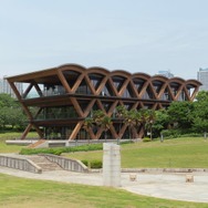 横浜の新ランドマーク「横浜ティンバーワーフ」木を纏うアートな建築＆話題のグルメ店にも注目