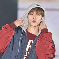 DXTEEN福田歩汰、フード被り笑顔 赤×ネイビーのカジュアルコーデ【ガルアワ2025AW】