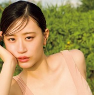 上西怜、ふんわり美バスト披露 大人の姿で魅せる