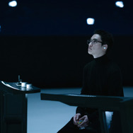 「捏造された都市」(C)2025 Disney and its related entities