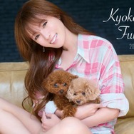 深田恭子、キャミ姿で胸元大胆開放 2026年カレンダー決定「FRIDAY」2年ぶり表紙にも登場