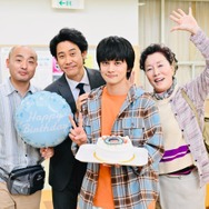 北村匠海、憧れの大泉洋に誕生日祝福され歓喜「ちょっとだけエスパー」キャストが特製ケーキでお祝い