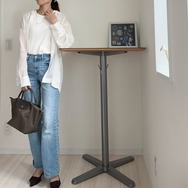 大人の白シャツ×デニム。きれいめ着こなしのコツは、素材感と小物選び【40代の毎日コーデ】