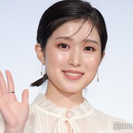 福本莉子、美脚際立つミニスカ姿 ピンヒール×薔薇ショットに「絵になる」「プリンセスみたい」と絶賛の声