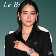 山本美月、スリットドレスから美脚全開 高級時計身につけ圧巻オーラ放つ【オーデマ ピゲ150周年記念イベント】