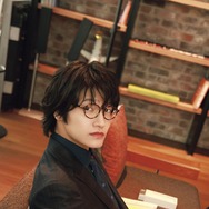 Aぇ! group佐野晶哉、“残業クリスマス”グラビア登場「Q＆A36」も掲載