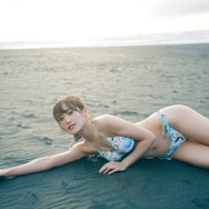 櫻坂46松田里奈、水着姿でしなやかなボディライン披露 1st写真集先行カット解禁