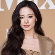 TWICEツウィ、クリスタルドレスから美デコルテ見せ 変わらない自分らしさは「揺るぎない自信」【マックスマーラ“THE CAMEL, timeless”】