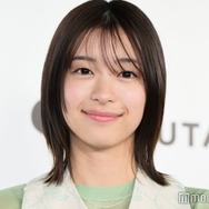 鳴海唯、美背中際立つワンピ姿のモノクロショット公開「ため息が出るほど美しい」「最高にキュート」と反響