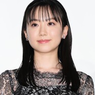 芦田愛菜、シースルードレスで登場 体当たりで演じた作品振り返る【果てしなきスカーレット】