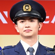 綱啓永、警察官姿で登場「お酒があったらどれだけよかっただろう」大物俳優との撮影振り返る