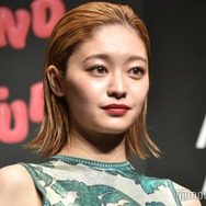 「御上先生」出演女優、黒タイツから美脚際立つ「脚長い」「おしゃれ」の声