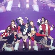 謎の美女グループ「CHANCE GALs」川村エミコ＆やしろ優とパフォーマンス クリスマス風制服姿で統一感【TGC広島2025】