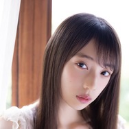 乃木坂46矢田萌華、真っ白ニットワンピ姿で“人生初”クリスマスツリー飾り付け「ボム」初表紙【独占カットあり】