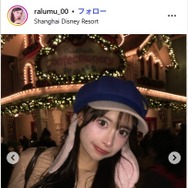 「シャッフルアイランド」藤川らるむ、美脚際立つマイクロミニワンピで上海満喫「脚が長くて綺麗すぎる」「コーデおしゃれ」の声