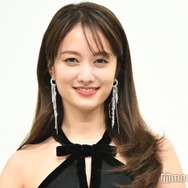 谷まりあ、胸元開きドレスで大胆肌見せ「自分に甘かったエピソード」明かす【ジョー マローン ロンドン】