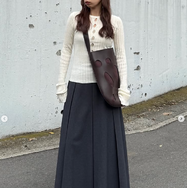 ひとクセリブニットが主役。 アウターの下に着こなしたい大人のきれいめスタイル 【40代の毎日コーデ】