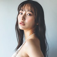 高崎かなみ、横乳＆美ウエストのぞく 美ボディ大胆放出