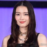 茅島みずき、シースルートップスで肌見せ 膝上ショーパンコーデに「脚長い」「透明感爆発」と反響