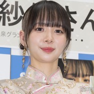 岡田紗佳、ミニスカ姿で美脚披露「ドキッとした」「オフショットも絵になる」の声