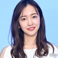 板野友美、夫・高橋奎二＆娘との家族3ショットに反響「美男美女ファミリー」「娘ちゃん口元そっくり」