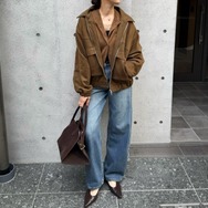 ブラウンのレザー調アウターでつくる旬顔。大人のデニムカジュアルを格上げするには 【40代の毎日コーデ】