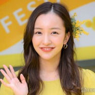 板野友美、スリットから美太ももチラリ オールブラックコーデに「スカートどうなってるの？」「色白で眩しい」の声