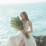 乃木坂46梅澤美波、夜景前に凛とした表情・美脚輝く“崖ドレス”…2nd写真集裏表紙カット解禁【透明な覚悟】