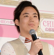 クマムシ佐藤大樹、15歳年下恋人との密着“平成プリ”公開「ラブラブ」「お揃いのマフラー素敵」の声