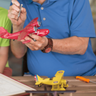 おもちゃが動かず落ち込む5歳孫。すると祖父が説明書を読み…！？「孫は満面の笑み」