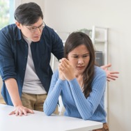 「お前、頭おかしいんじゃねえの？」細かいことで謝罪を強要し、人前で妻を笑いものにする夫。「これは普通なの？」居場所を奪わた妻が感じていた、言葉にできない恐怖とは