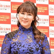 浅野ゆう子、イケメン夫顔出し 寄り添い2ショットが話題「イケメンでスタイルいい」「美男美女」