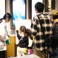 投票アンケートに参加する来場者