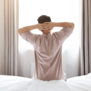 仕事に集中できない社会人…23時就寝の朝型生活を始めると⇒残業が20時間減！？