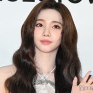 aespaカリナ、美脚透けるミニスカ黒ストッキングコーデに絶賛の声「セクシー」「ため息出るほど美しい」