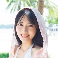 AKB48佐藤綺星「週プレ」表紙初登場 チューブトップビキニ姿披露