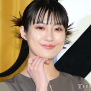 恒松祐里、共演女優の編み物作品“バナナケース”披露「デザイン秀逸」「イニシャル入りで素敵」と反響