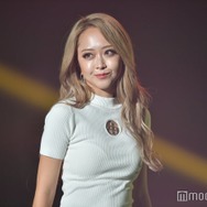 みりちゃむ、スリットミニスカから美脚披露「おしゃれなデザイン」「脚長い」の声