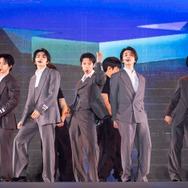 WayV、全員スーツ×メガネで色気放出 テンは愛嬌溢れる自己紹介「天才猫ちゃん」【SMTOWN LIVE 2025-26 in FUKUOKA】