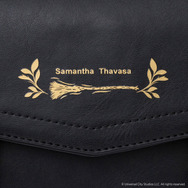 エルファバの魔法を連想させるほうきのモチーフがデザイン