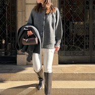 チャコールグレー×白パンツ×ブラウンブーツ。参考にしたい大人の冬の色選び【40代の毎日コーデ】