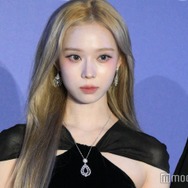 aespaウィンター、柄ストッキングで美脚スラリ「等身すごい」「スポーティーなコーデ似合う」と反響