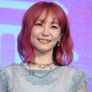 LiSA、膝上ミニで美脚スラリ 台湾でのデビュー15周年会見ショットに反響「スタイル良すぎ」「世界の歌姫」