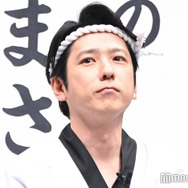 二宮和也、“酒場の大将”姿で会見登場 睨みの表情で役作り「フェイスがベビーなもので」