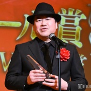 佐藤二朗「爆弾」キャストが祝福駆けつけ熱い抱擁 受賞を最初に伝えたいのは「妻」と即答【2026年エランドール賞】